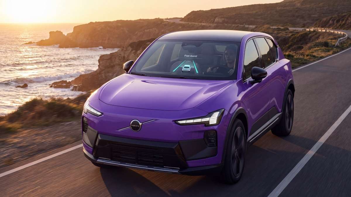 Gros plan sur les capteurs du Volvo EX60, montrant des radars, caméras et lidars intégrés dans la carrosserie.