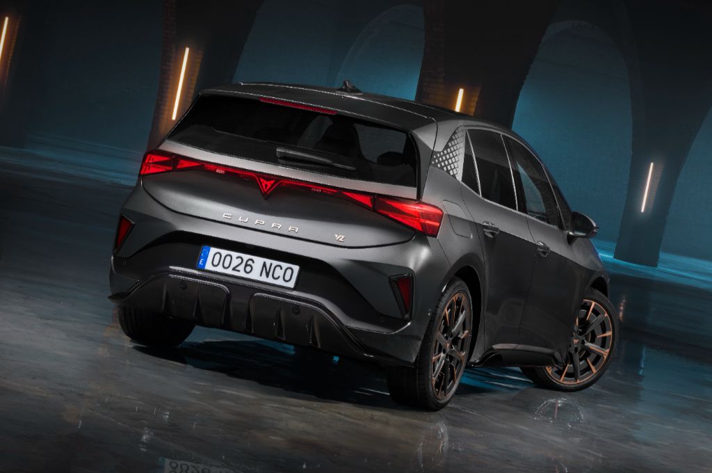 Une Cupra Born 2026 branchée à une borne de recharge rapide, illustrant la vitesse de charge des véhicules électriques modernes.