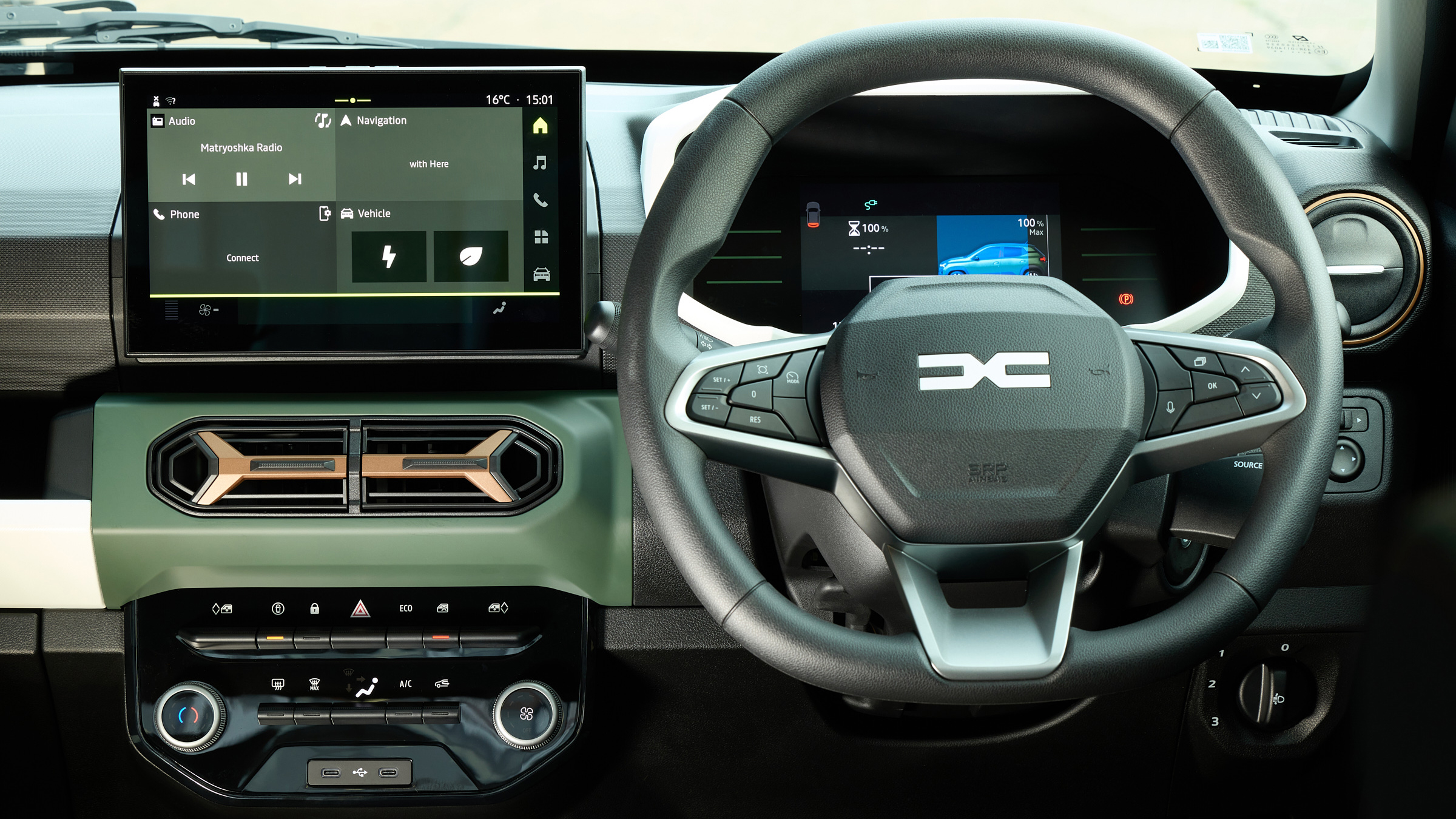 Tableau de bord d'une Dacia Spring avec un écran tactile central.