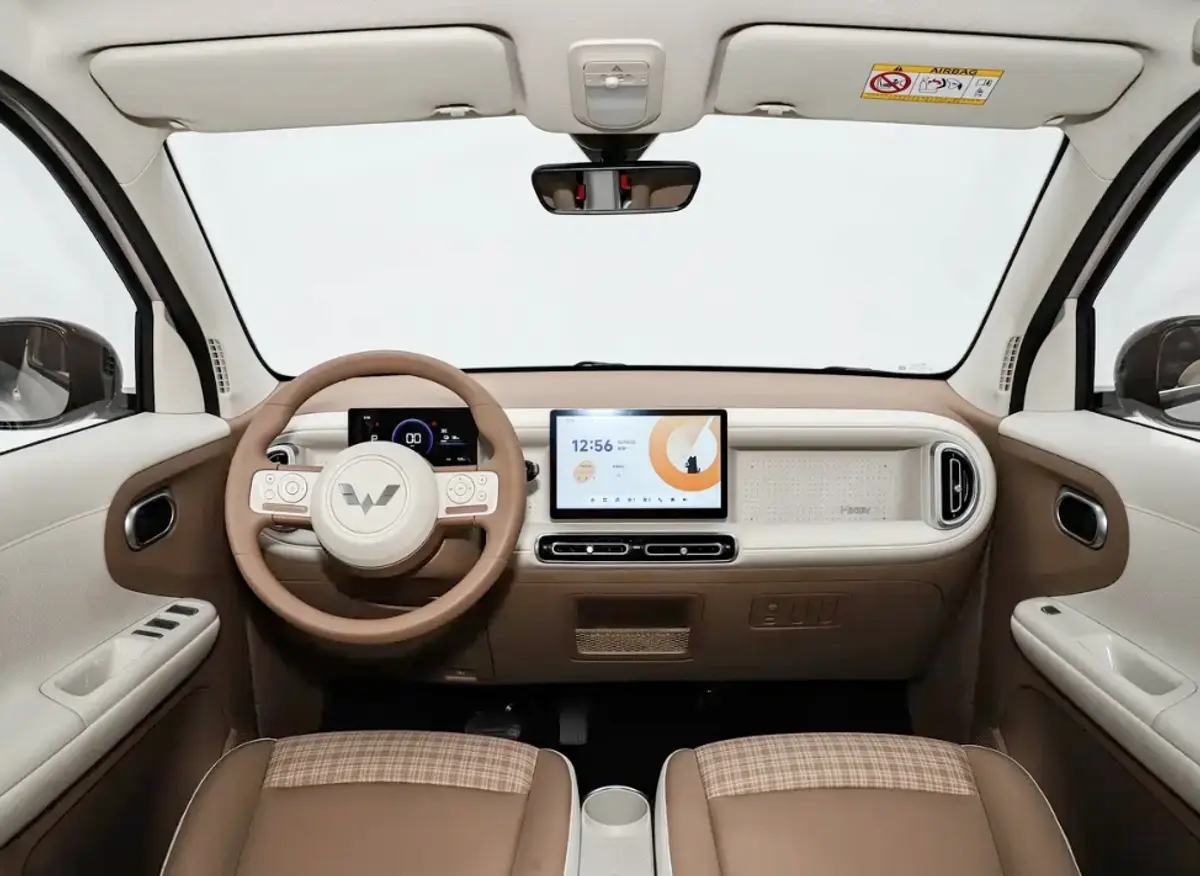 L'intérieur d'une Wuling Hongguang Mini EV 2026, montrant le tableau de bord numérique et l'écran tactile central.