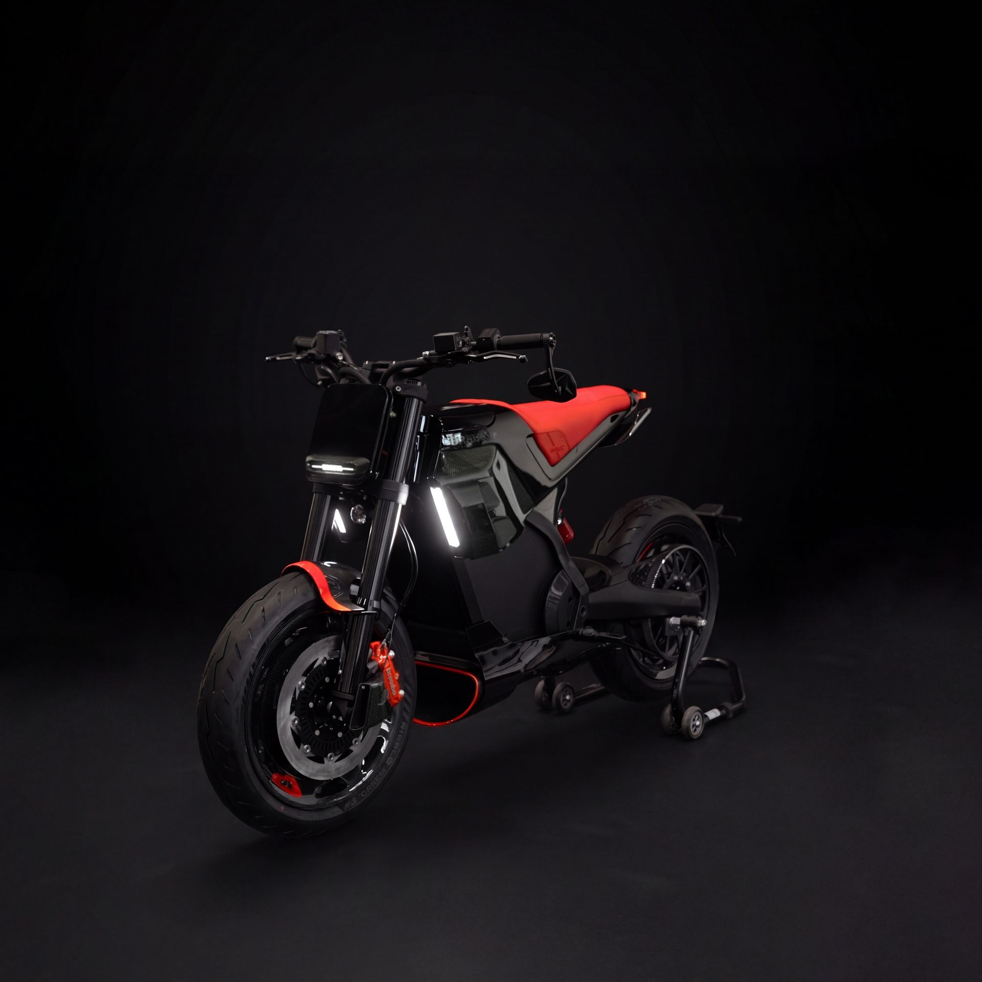 Un gros plan dynamique du Brabus Urban E en mouvement, mettant en évidence son moteur électrique et son design épuré dans un environnement urbain flou.