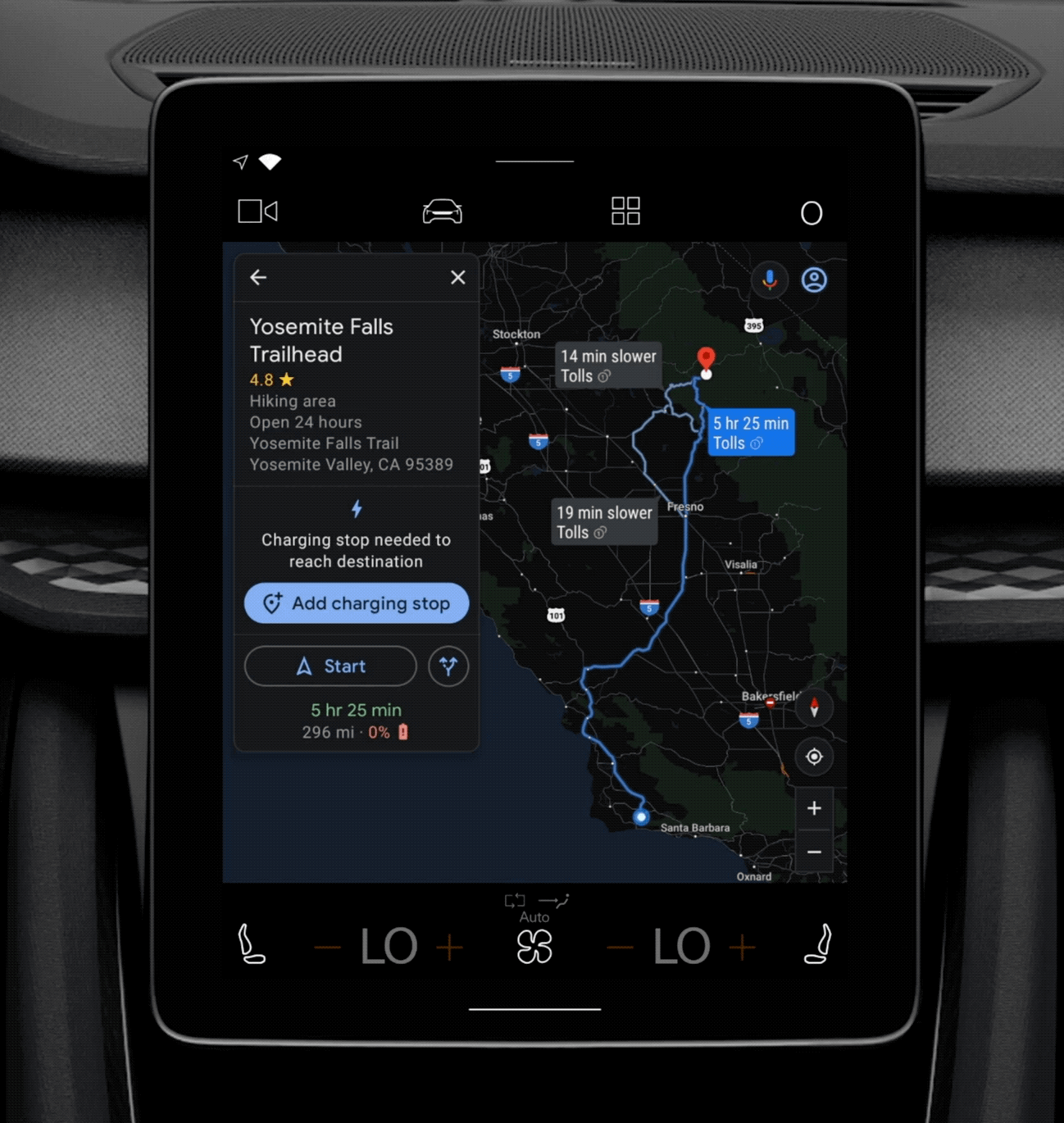 Un smartphone affichant Google Maps avec un itinéraire de voiture électrique planifié, incluant des arrêts de recharge. Une main tient le téléphone, avec l'intérieur d'une voiture en arrière-plan flou.
