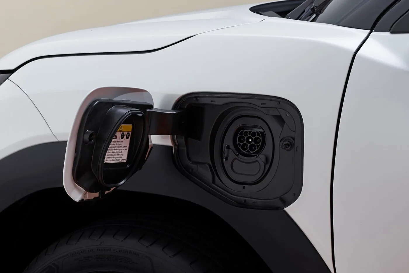 Une voiture électrique Toyota Urban Cruiser BEV en charge dans un environnement urbain.