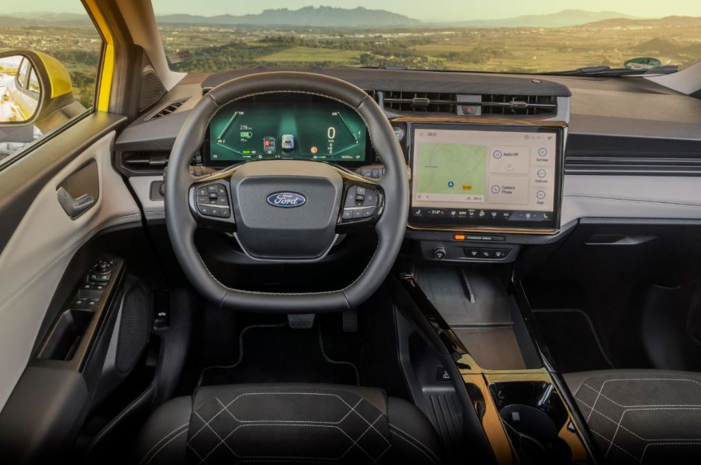 Intérieur du Ford Puma Gen-E, montrant le tableau de bord avec le grand écran tactile central et le tableau de bord numérique.