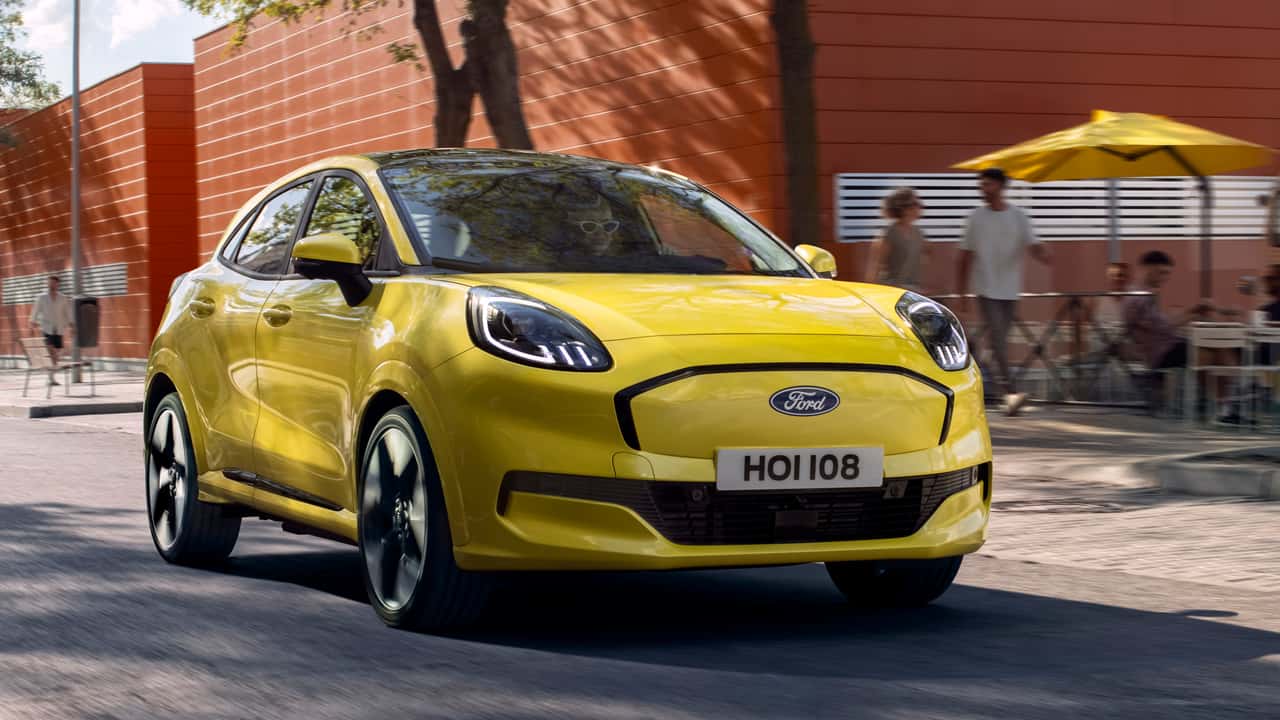 Vue extérieure du Ford Puma Gen-E, mettant en avant son design moderne et aérodynamique avec des lignes tendues et des jantes de 18 pouces.