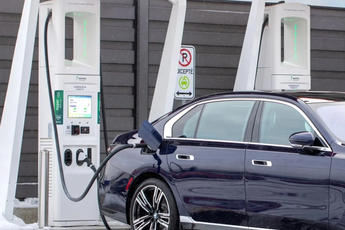 Plusieurs véhicules électriques en charge à une station moderne au Canada, illustrant l'expansion de l'infrastructure de recharge.