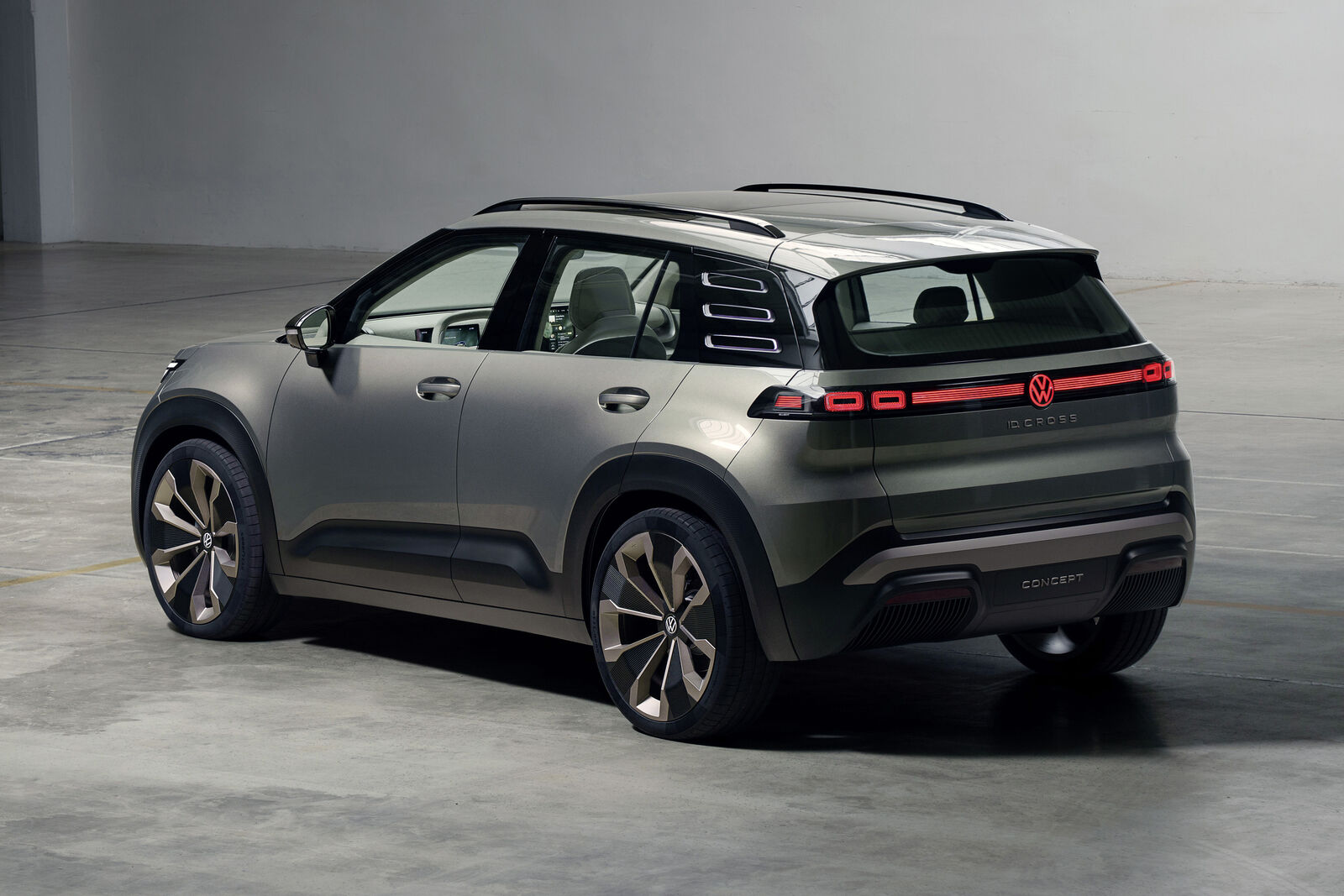 Une Volkswagen ID.Cross 2026 de couleur vive roulant sur une route sinueuse à travers la campagne européenne, mettant en évidence son design dynamique.