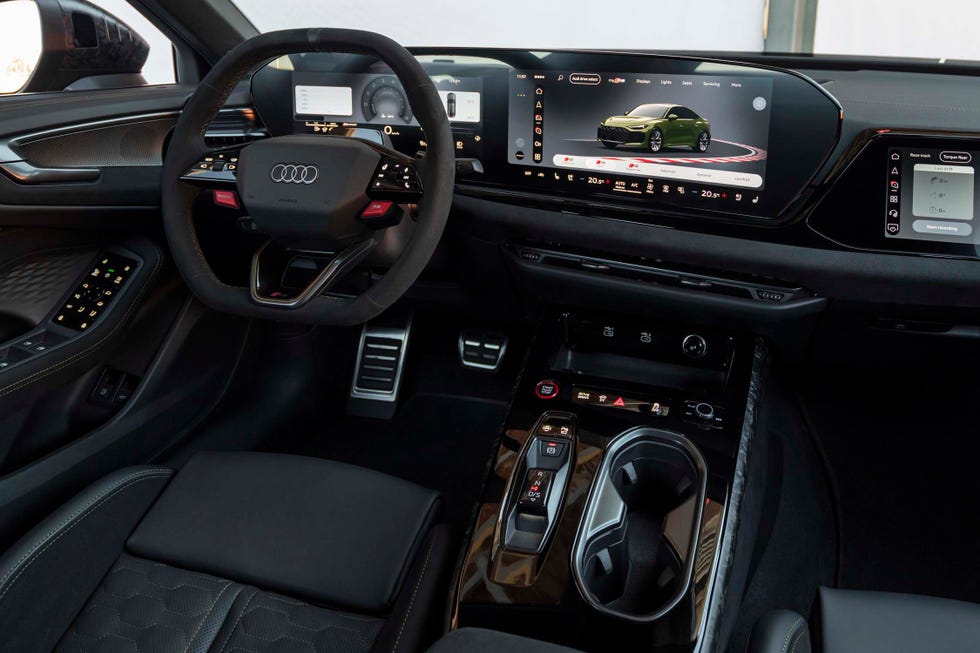 Intérieur de l'Audi RS5 électrique, montrant l'écran tactile et les sièges sport.