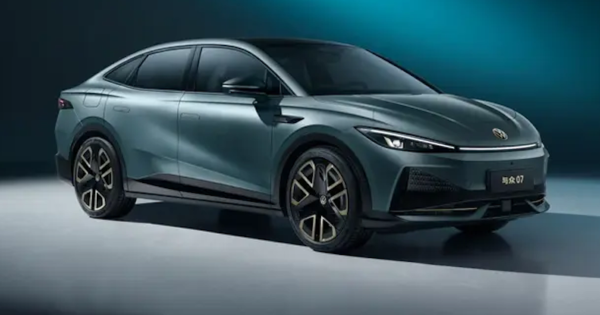 La Volkswagen ID. Unyx 07, un crossover SUV électrique, roulant dans une rue de ville moderne en Chine.