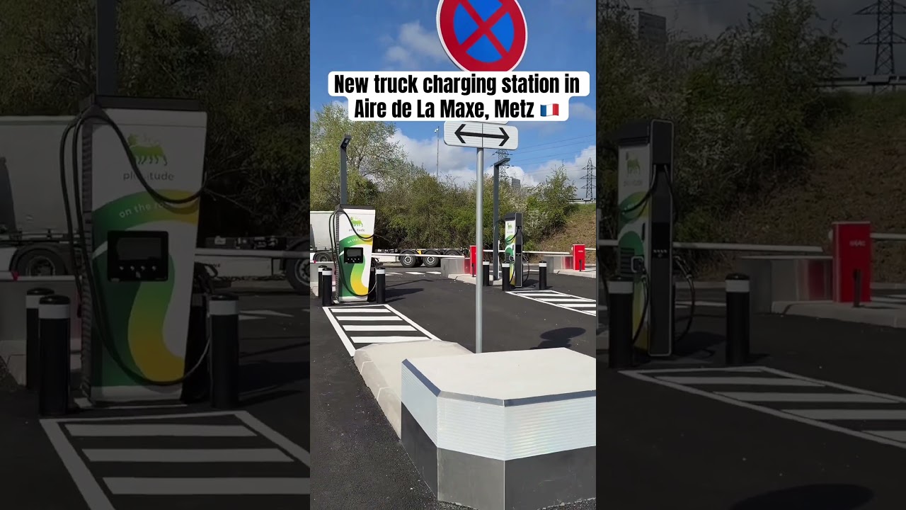 Une station de recharge de 1 MW pour camions électriques à La Maxe, en France, avec un semi-remorque électrique en charge.