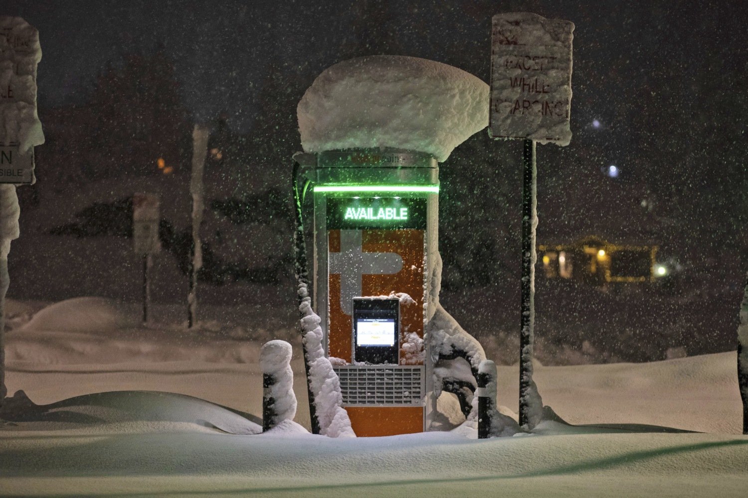 Gros plan sur une batterie de véhicule électrique recouverte de givre, symbolisant l'effet du froid sur son autonomie.
