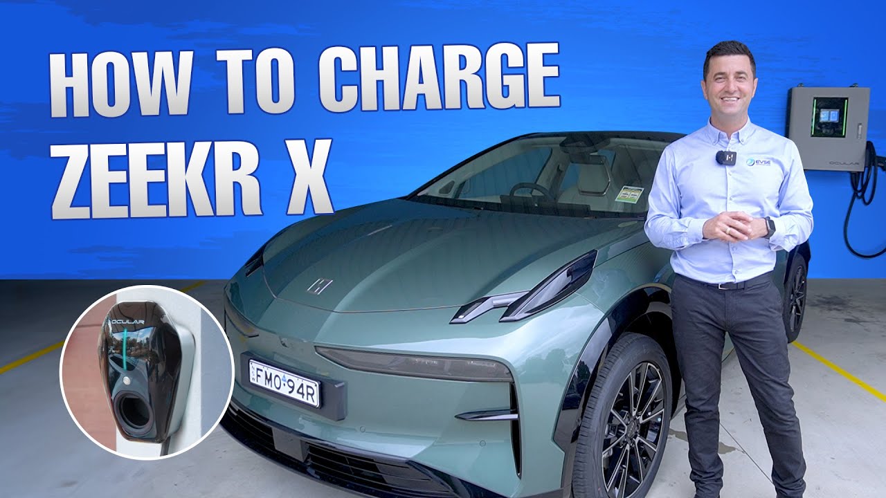 Un crossover électrique Zeekr X de couleur claire, branché à une borne de recharge rapide dans un environnement urbain.