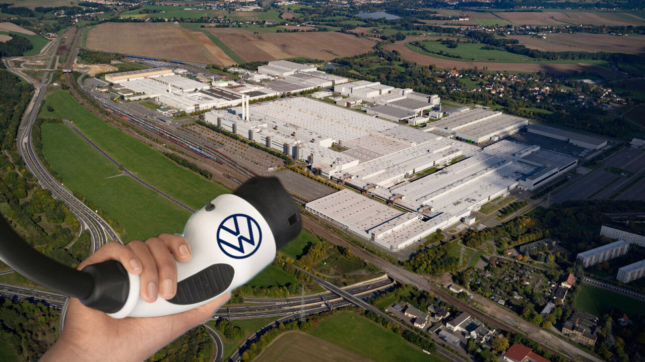 Vue d'une usine de fabrication de voitures électriques Volkswagen en Allemagne, montrant des robots et des ouvriers en pleine activité.