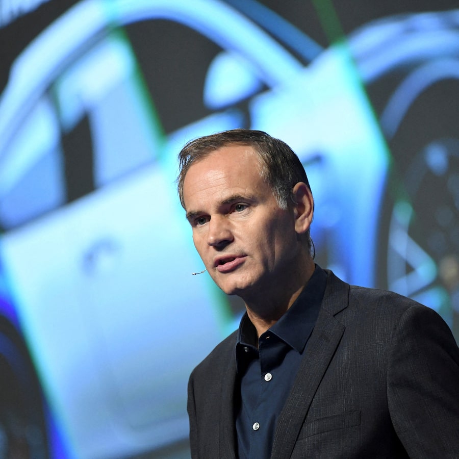 Oliver Blume, PDG de Volkswagen, s'adressant à un public d'employés dans un auditorium.