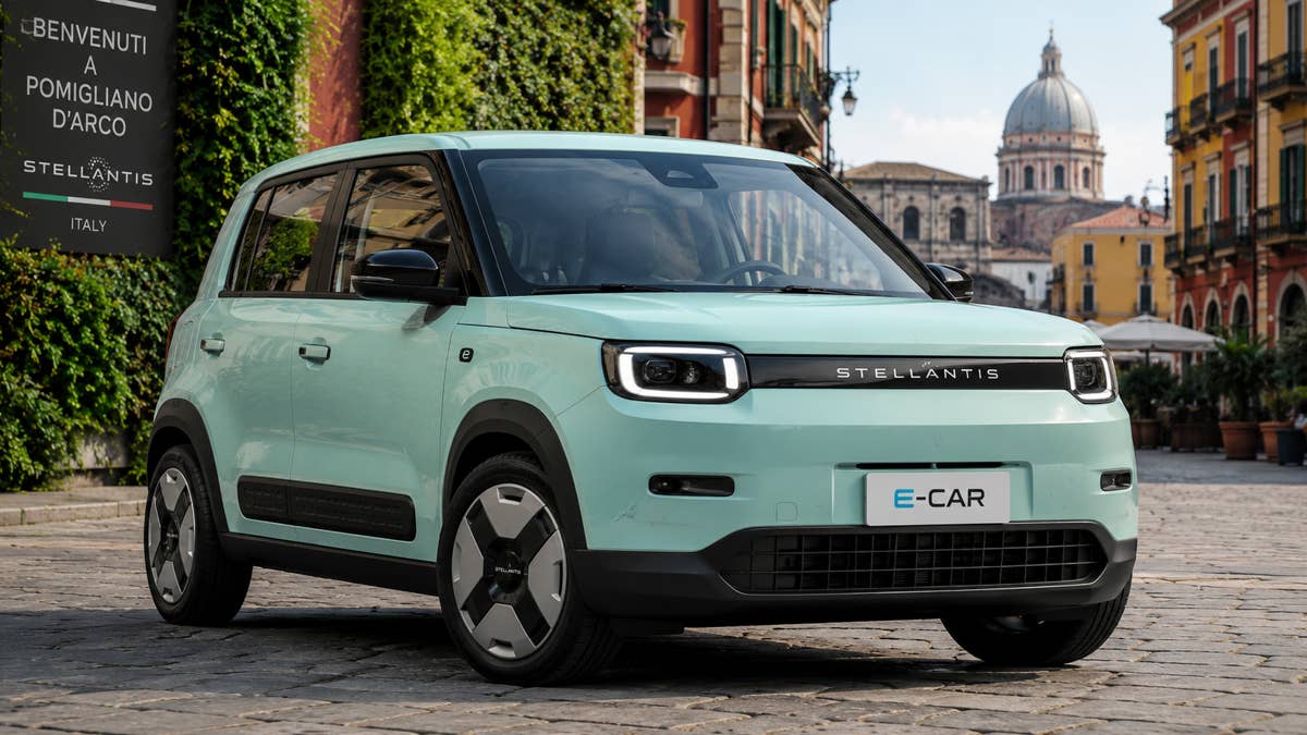Une petite voiture électrique au design moderne et épuré, de couleur vive, garée dans une rue de ville, symbolisant l'accessibilité.