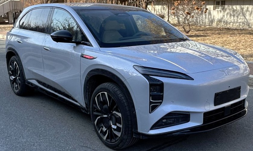 Un SUV électrique Hongqi EHS7 élégant et futuriste, garé à une station de recharge avancée, symbolisant l'autonomie de 1000 km.