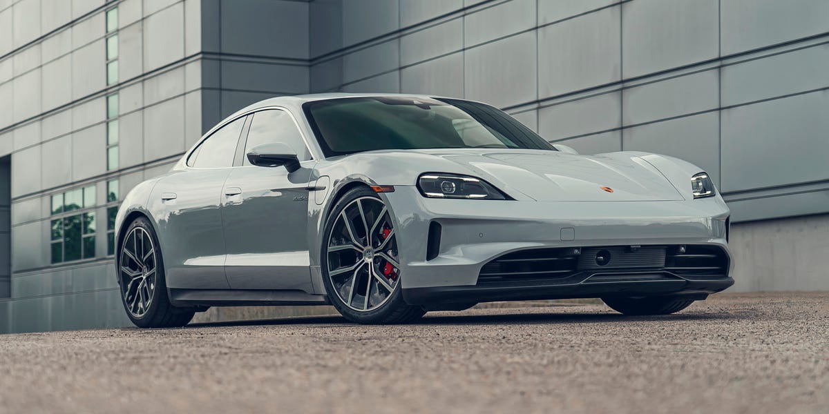 Une Porsche Taycan 4S 2026 de couleur vive, garée sur une route canadienne avec des montagnes en arrière-plan, mettant en valeur son design sportif.