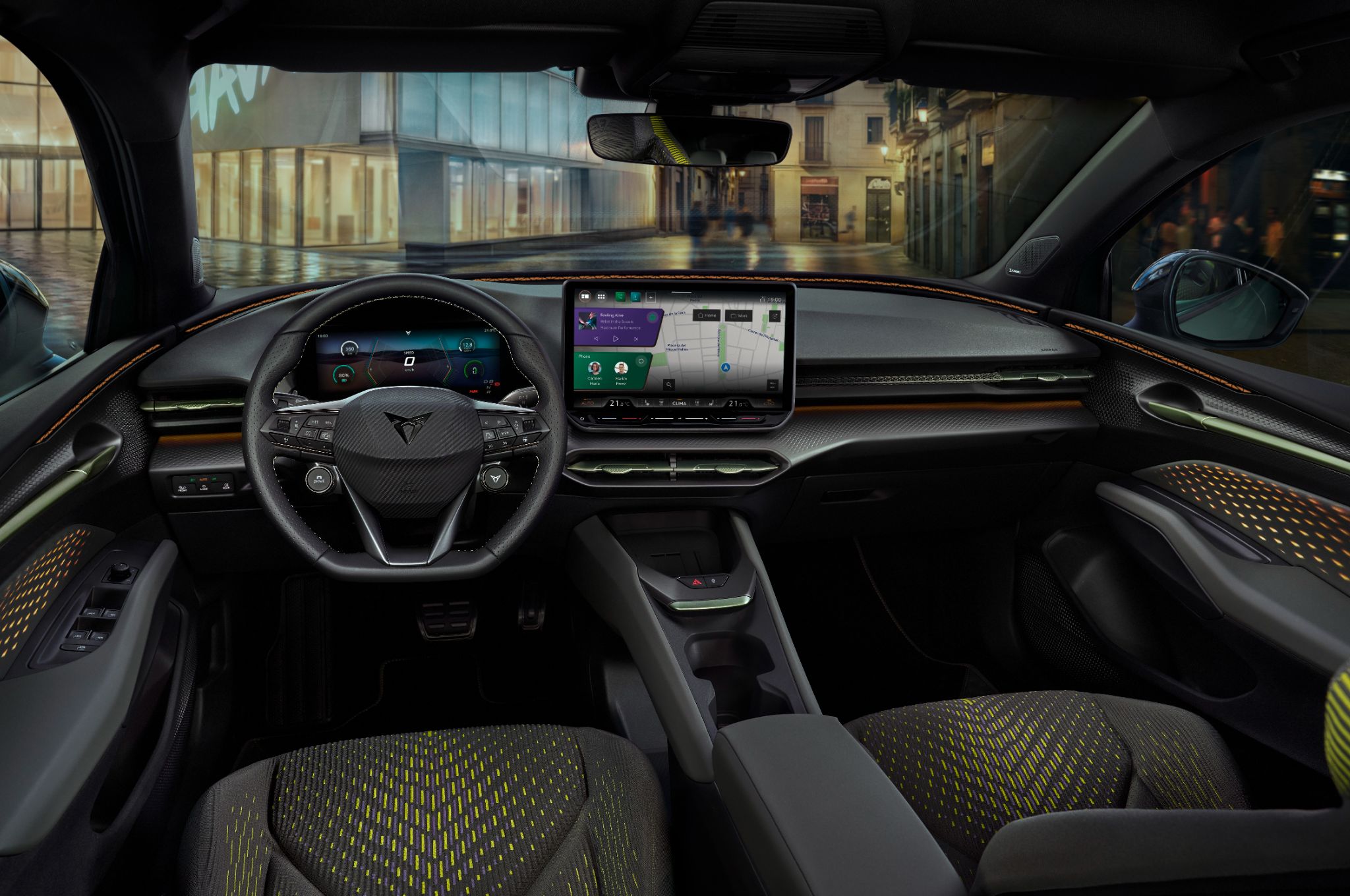Intérieur du cockpit de la Cupra Raval VZ, montrant les sièges sportifs et l'écran tactile central.