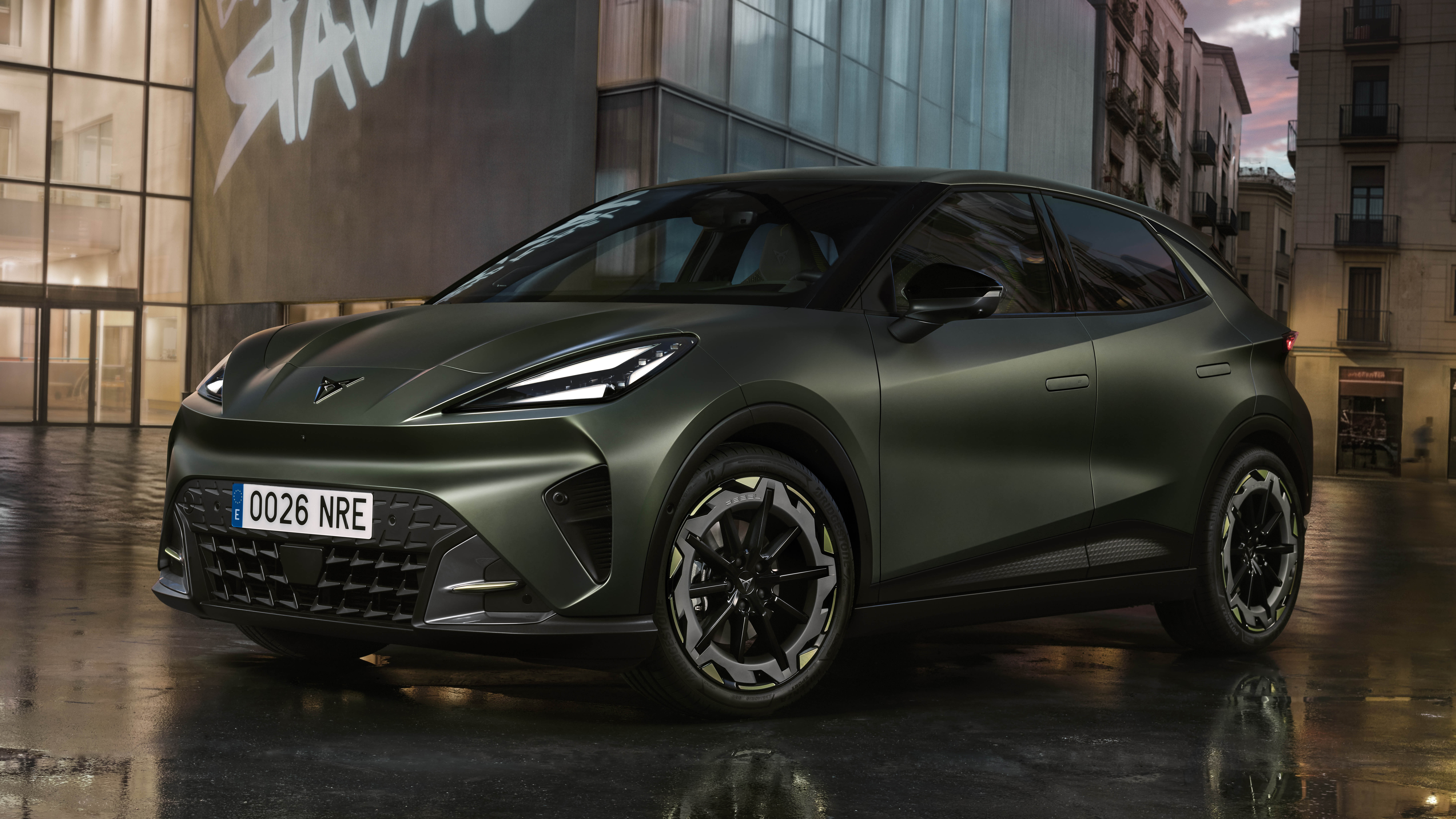 Vue extérieure de la Cupra Raval VZ, mettant en avant son design musclé et sa calandre distinctive.