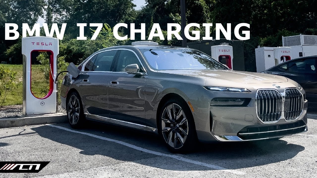 Une BMW i7 électrique branchée à une borne de recharge rapide, mettant en avant la facilité et la rapidité de la recharge des VE.