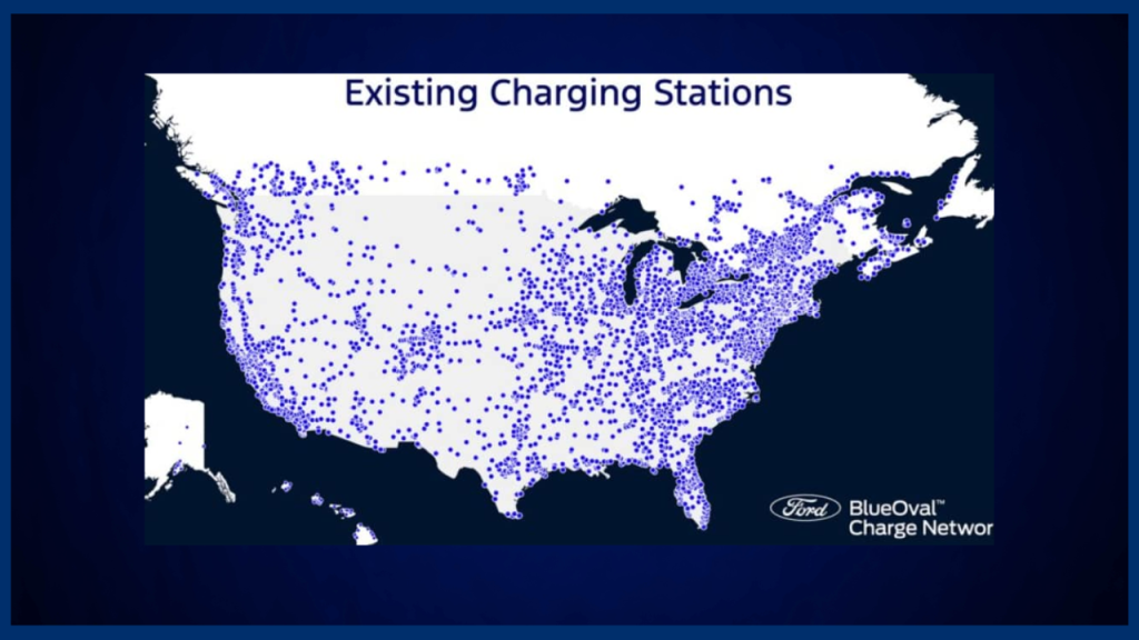 Une borne de recharge FordPass Charge avec un véhicule électrique Ford en charge, illustrant l'infrastructure de recharge de Ford.