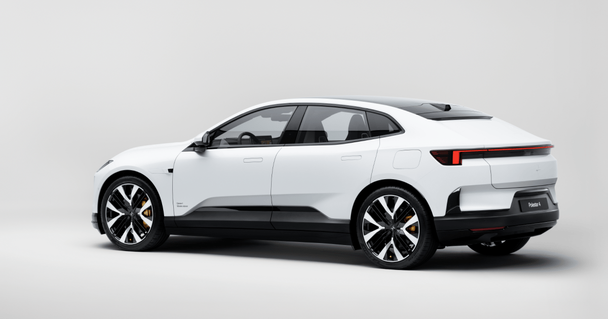 Une Polestar 4 électrique, version break, en mouvement sur une route, avec un design futuriste.