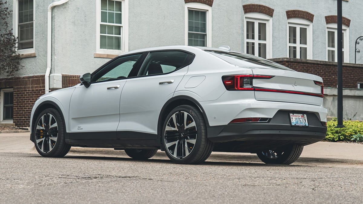 Une Polestar 2 électrique, berline aux lignes épurées, garée dans un environnement minimaliste.