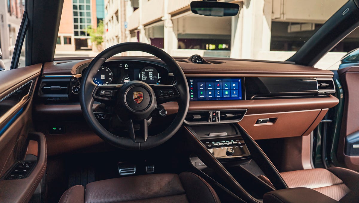 Intérieur du Porsche Macan GTS électrique 2026, montrant le tableau de bord avec ses écrans numériques et ses finitions sportives.