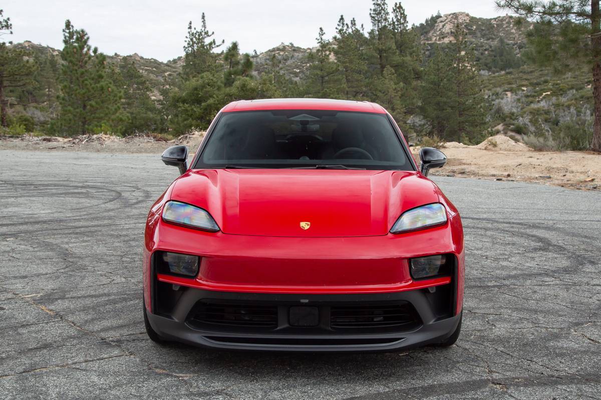 Vue de face du Porsche Macan GTS électrique 2026, mettant en avant ses lignes dynamiques et son éclairage distinctif.