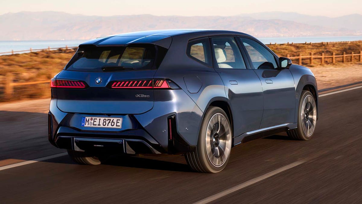Vue extérieure du BMW iX3, un SUV électrique au design élégant et moderne, dans un environnement urbain.