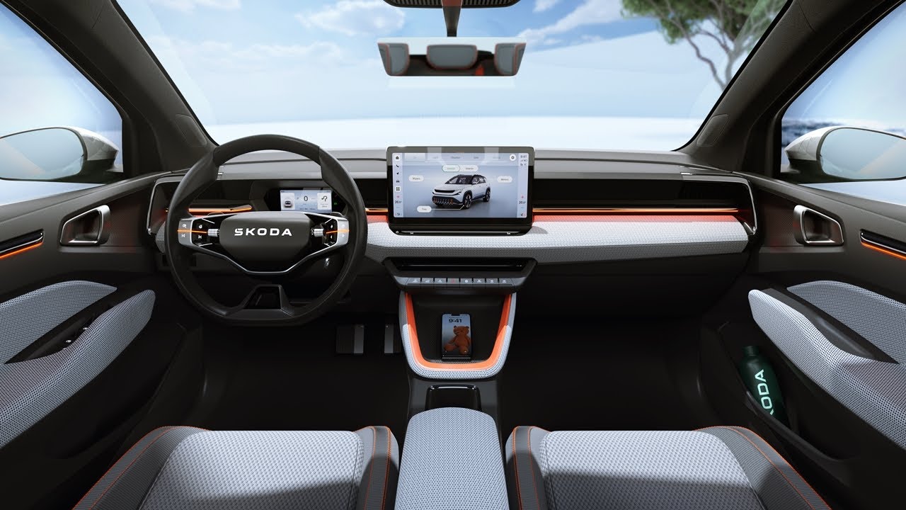 Une photo de l'intérieur du Skoda Epiq, montrant un habitacle spacieux avec un grand écran tactile et des sièges confortables.