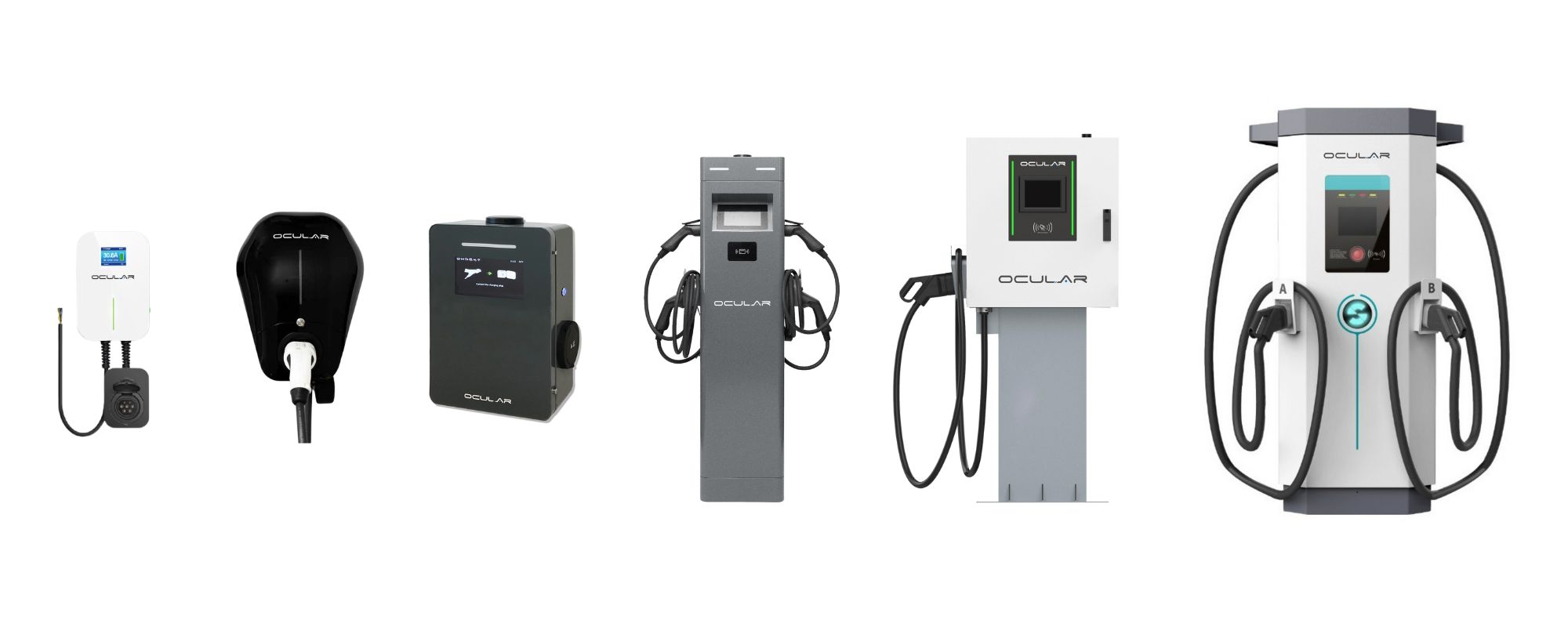 Plusieurs véhicules électriques en charge à une station, symbolisant les différents modes de recharge et leur influence sur la longévité de la batterie.