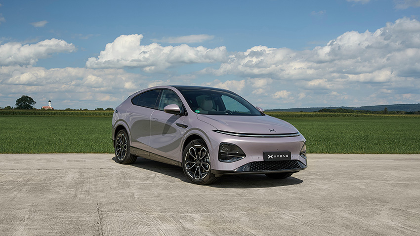 Image du Xpeng G6 2026, un SUV électrique, en train de se recharger sur une borne ultra-rapide.