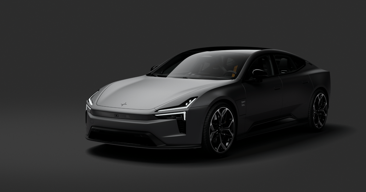 Vue extérieure d'une Polestar 5 GT, un coupé sportif élégant et moderne, garée ou en mouvement dans un environnement épuré.