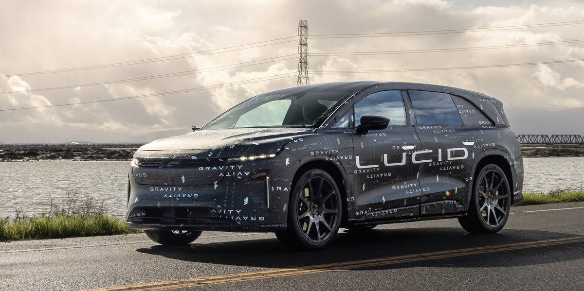 Image du prototype du SUV électrique Lucid Gravity de couleur argentée, exposé dans un salon automobile.