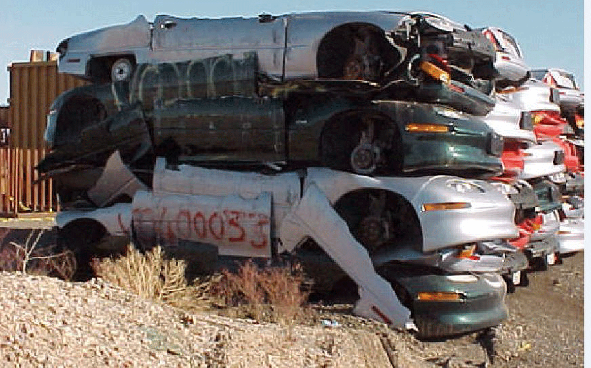 Une GM EV1 en cours de destruction dans une casse, symbolisant la fin controversée du programme.