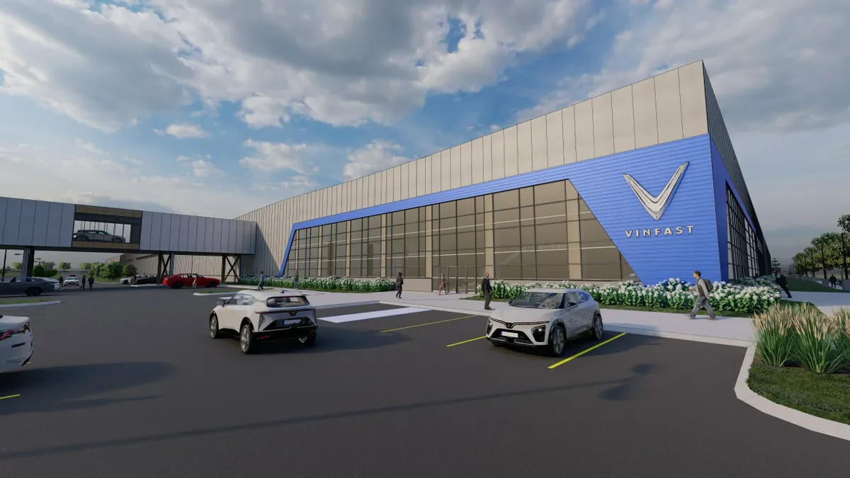 Vue aérienne d'une grande usine en construction avec des grues et des ouvriers, représentant l'usine VinFast en Caroline du Nord.