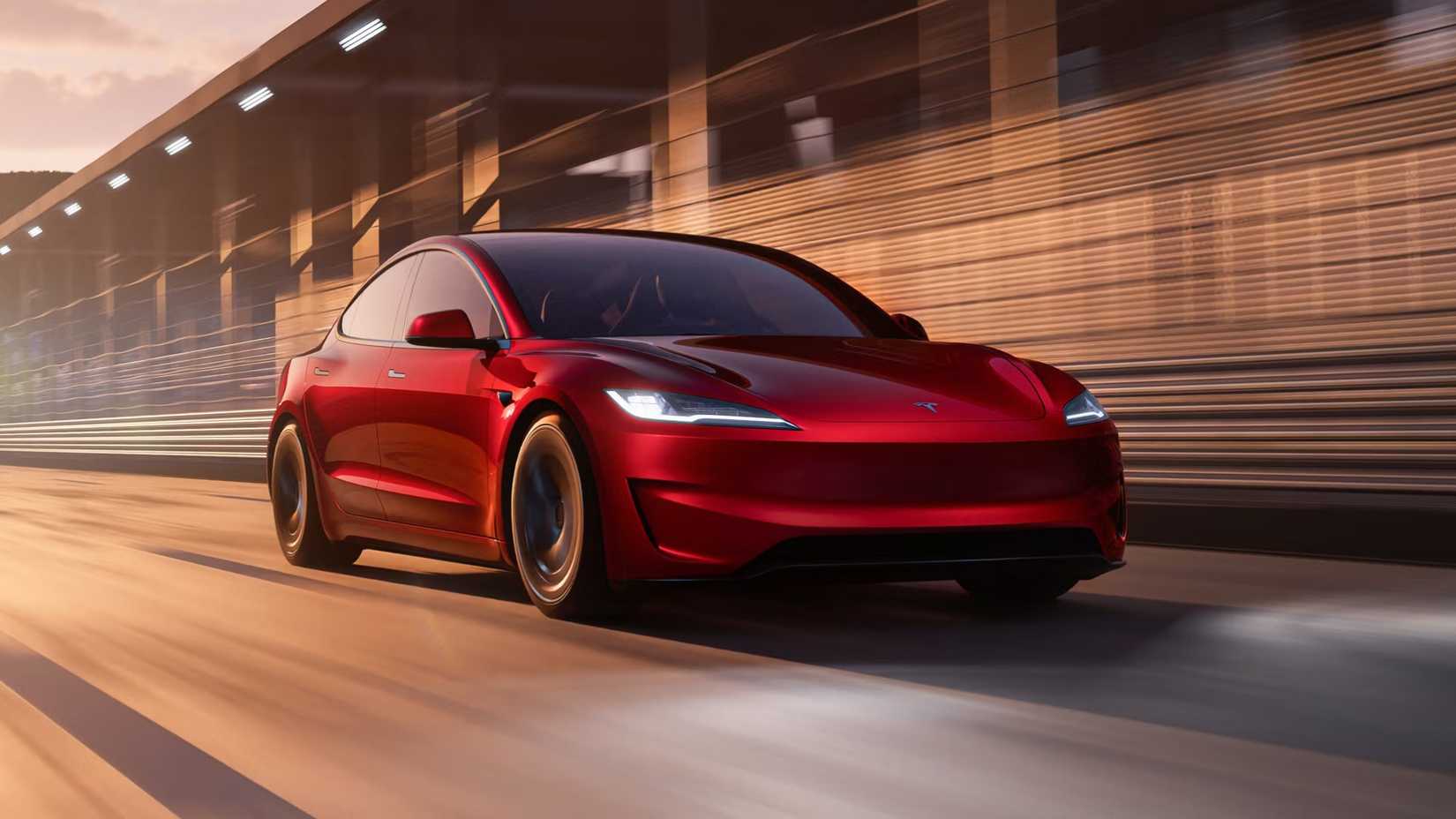 Une Tesla Model 3 accélérant rapidement dans une rue de ville, avec un effet de flou pour suggérer la vitesse.