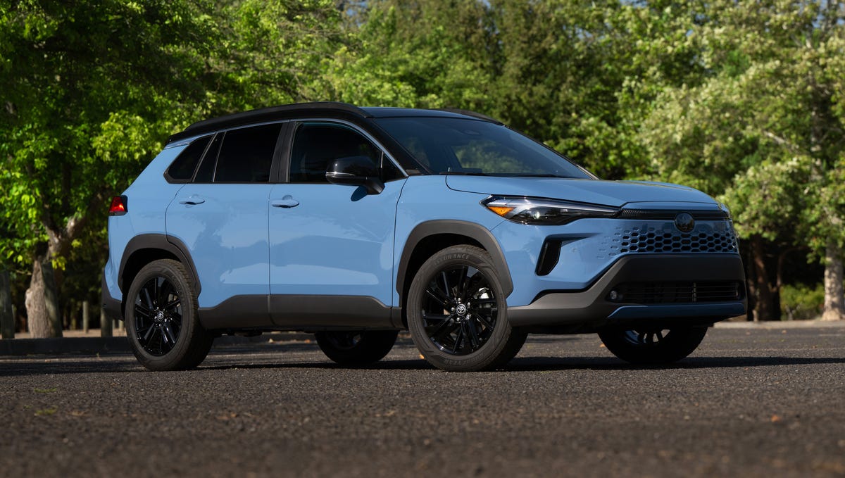Image d'une Toyota Corolla hybride modèle 2026, garée en ville.