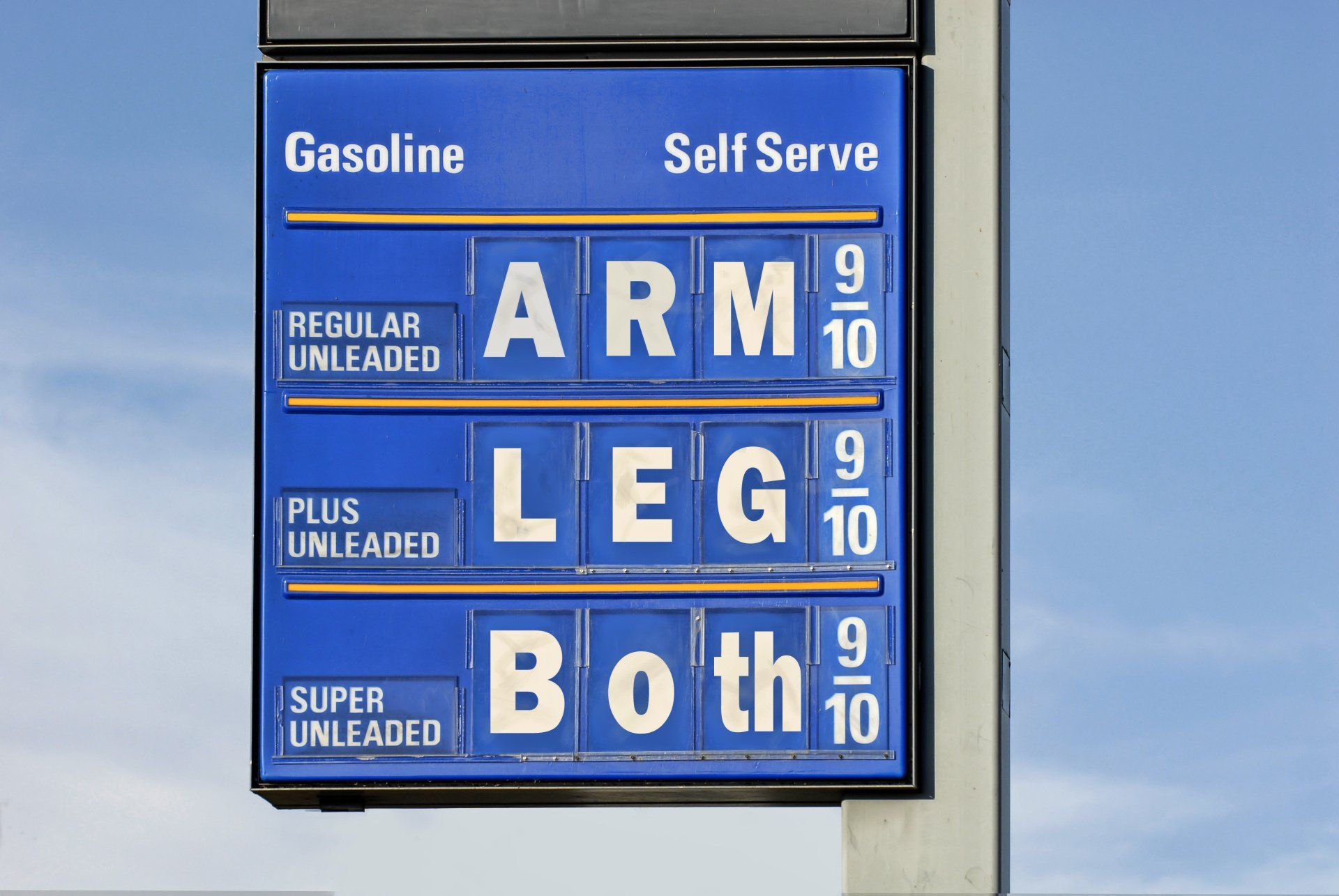 Une pompe à essence affichant des prix très élevés, symbolisant la flambée des coûts du carburant.