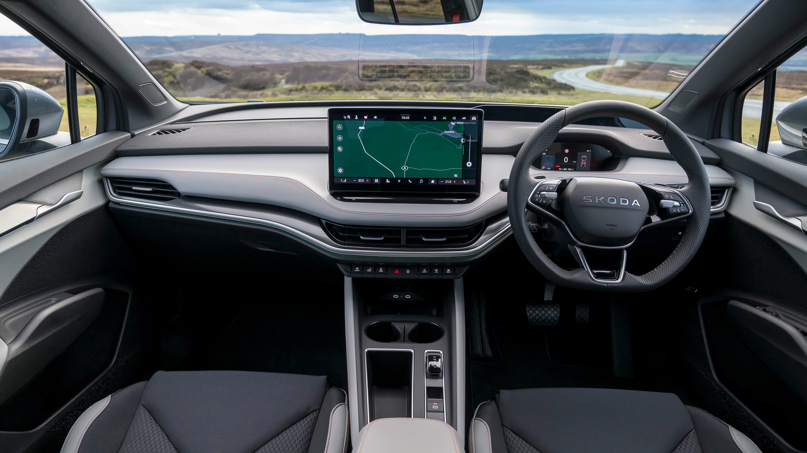 Vue de l'intérieur d'un Skoda Elroq, montrant le tableau de bord, l'écran d'infodivertissement et les finitions intérieures.