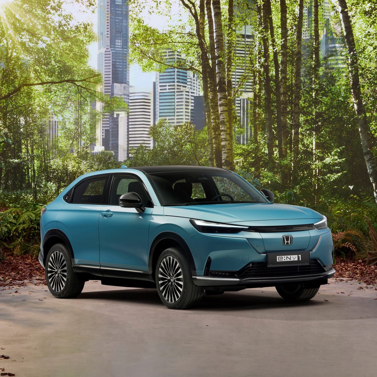 Vue extérieure du Honda e:NY1, une voiture électrique compacte et moderne, garée dans un environnement urbain.