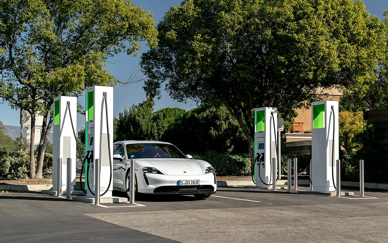 Une Porsche Taycan élégante en charge à une borne ultra-rapide, illustrant la technologie 800 volts.