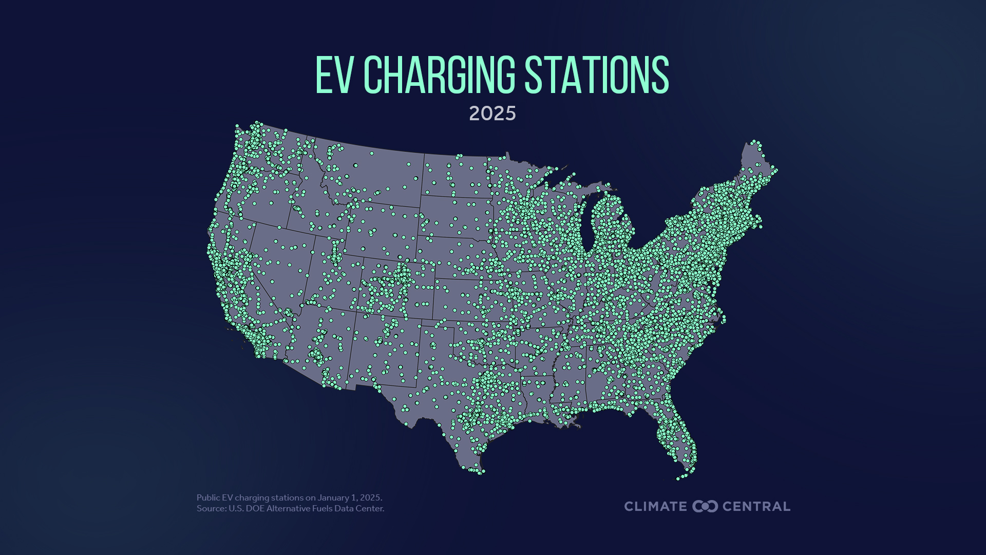 Vue aérienne d'un réseau électrique complexe avec des lignes à haute tension et des sous-stations, se connectant à des bornes de recharge pour véhicules électriques.