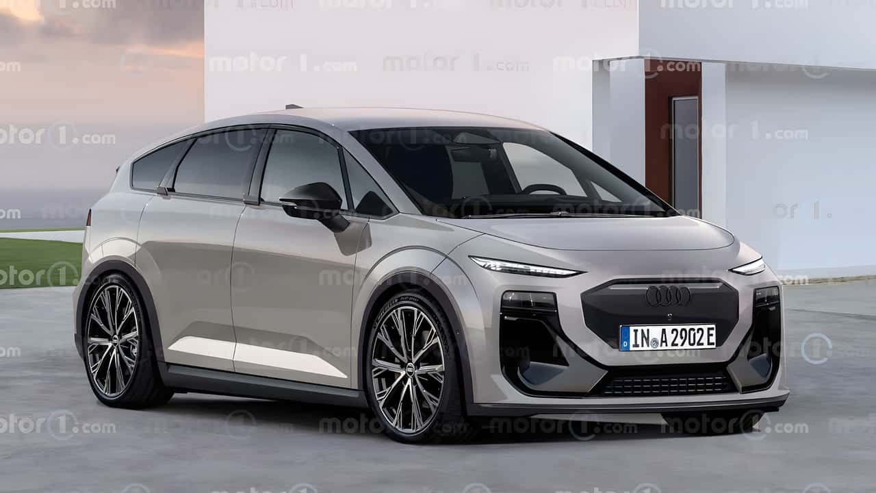 Image d'un prototype d'Audi A2 e-tron, une voiture électrique compacte, avec un design moderne et des phares LED allumés, roulant sur une route urbaine au crépuscule.