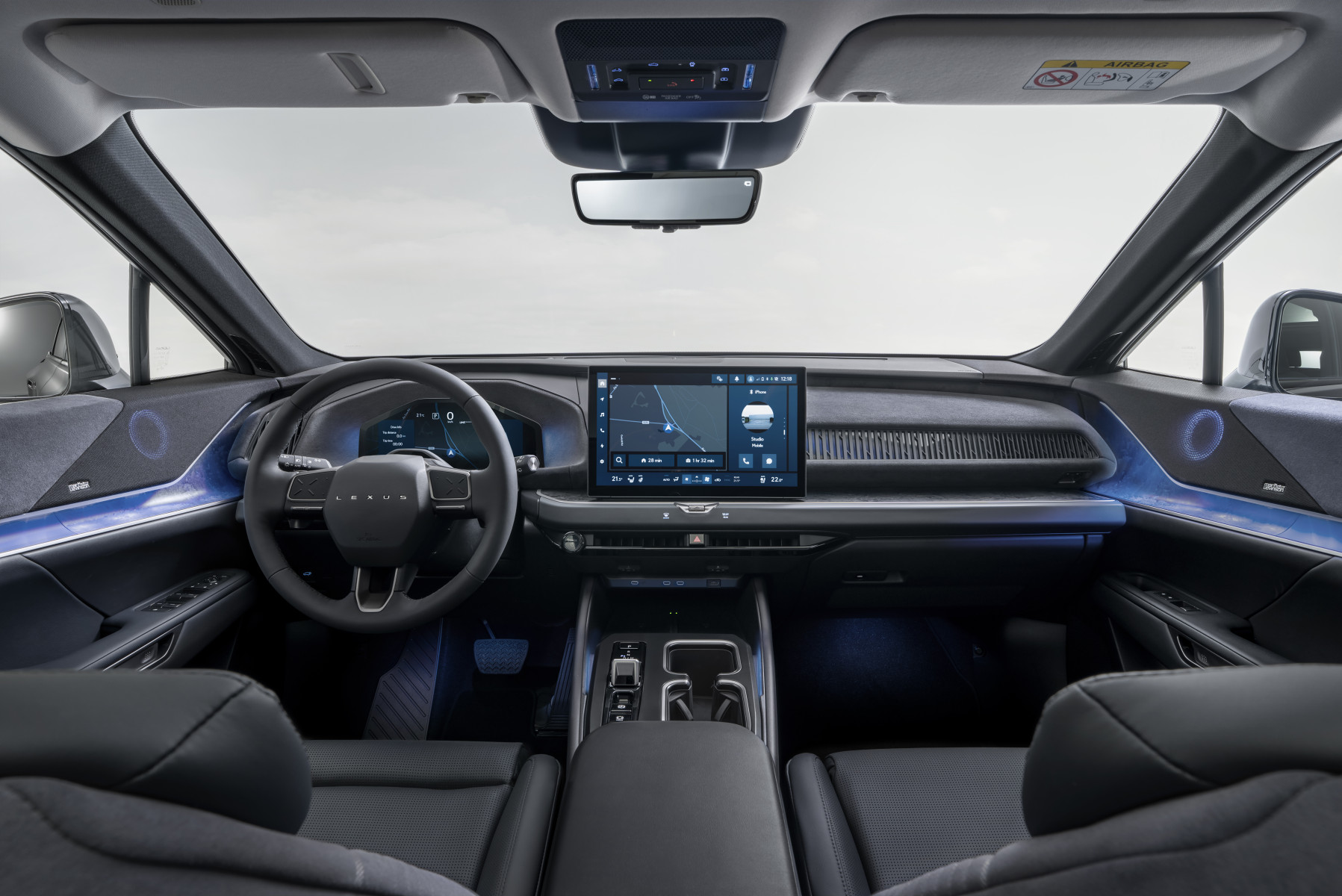 Vue de l'intérieur du Lexus TZ, mettant en avant les six sièges en cuir, les finitions haut de gamme et l'espace généreux.