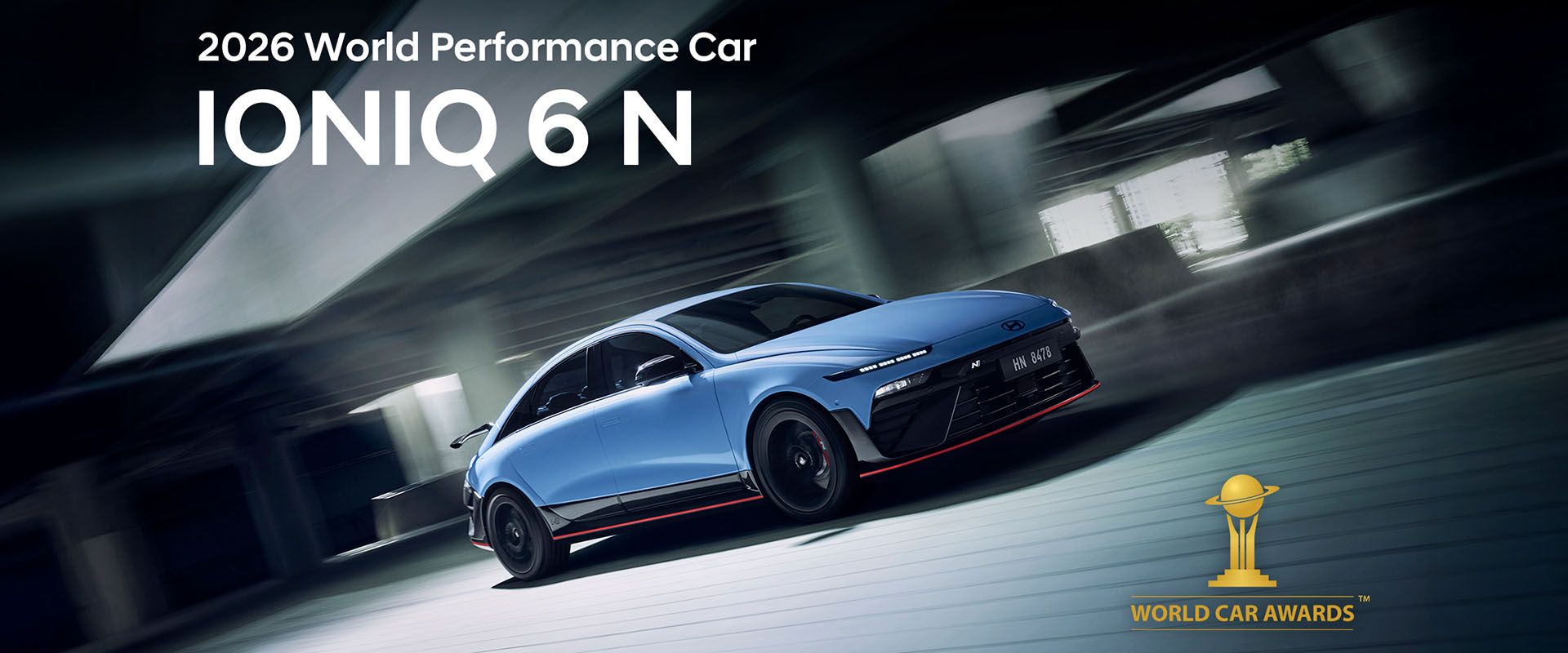 Une Hyundai Ioniq 6 N, berline électrique sportive, posant fièrement avec son trophée « World Performance Car 2026 ».
