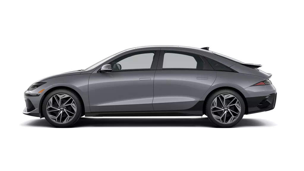 Vue dynamique de la Hyundai Ioniq 6 N HTRAC 77,4 kWh, mettant en avant son design sportif et sa puissance.