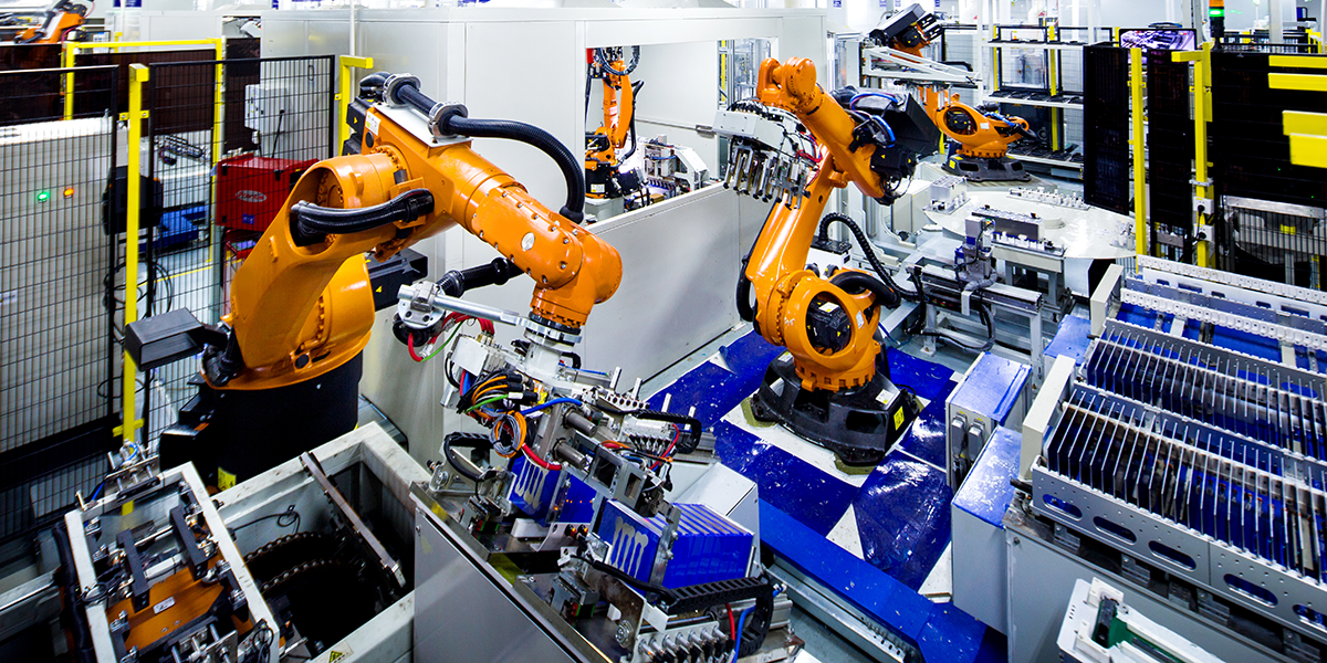 Une chaîne de production automatisée dans une usine CATL, avec des robots assemblant des batteries de véhicules électriques.
