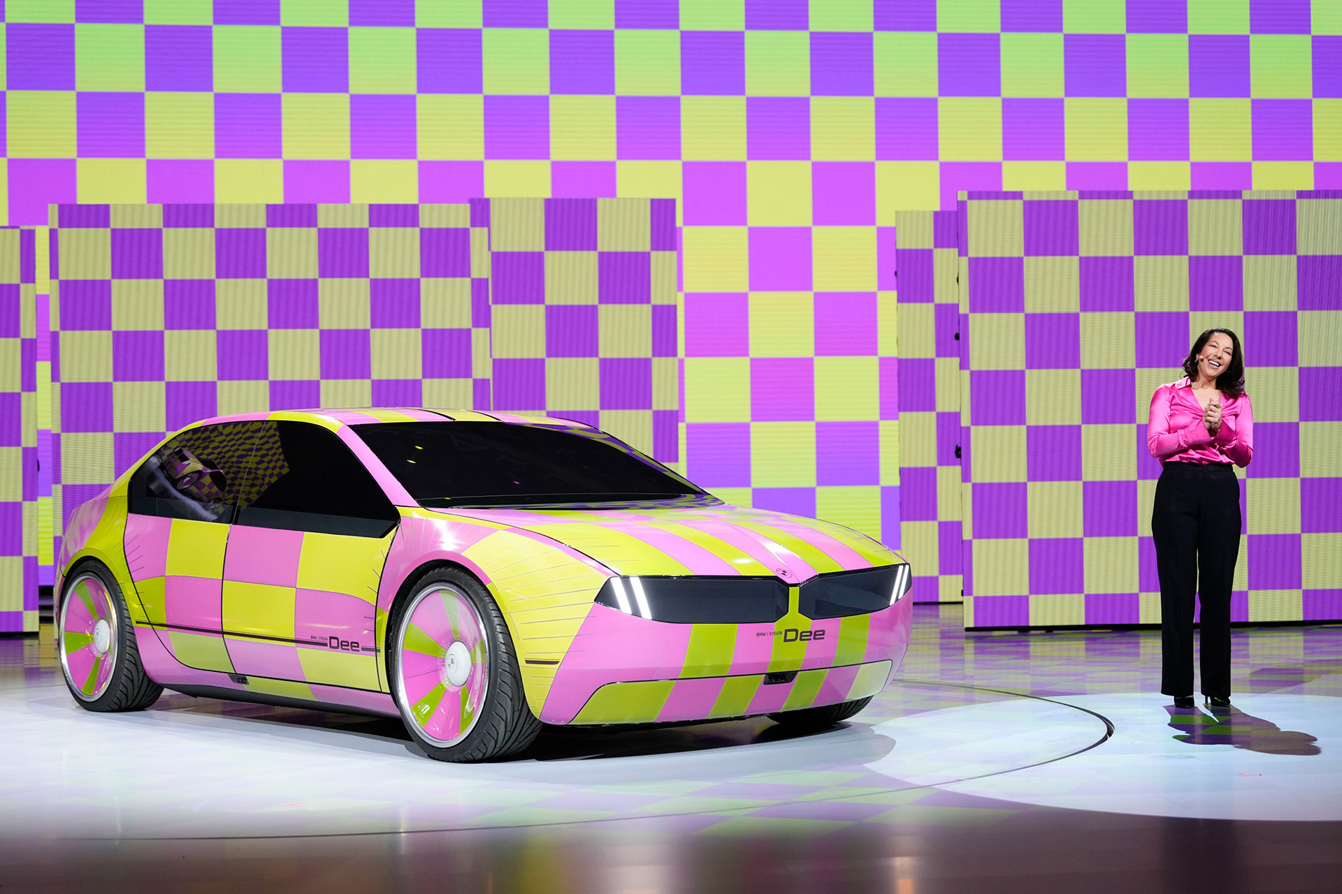 Plusieurs voitures électriques aux couleurs vives, reflétant la tendance vers des teintes plus audacieuses dans l'industrie automobile.